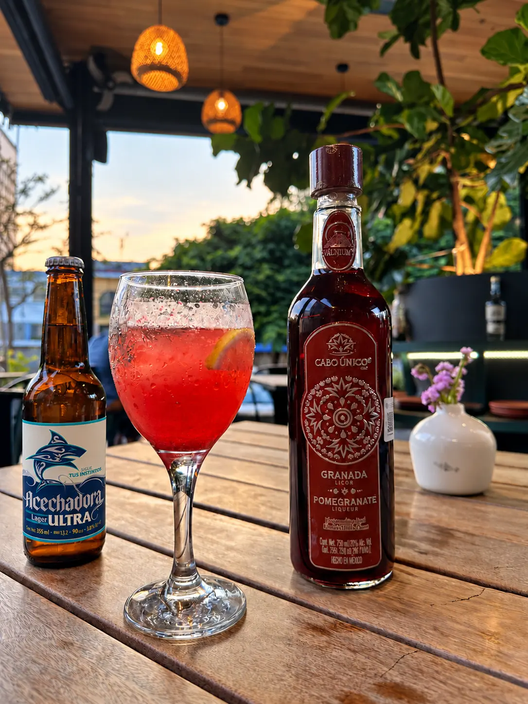 Cóctel Costa Alegre con Acechadora Ultra y licor de granada Cabo Único