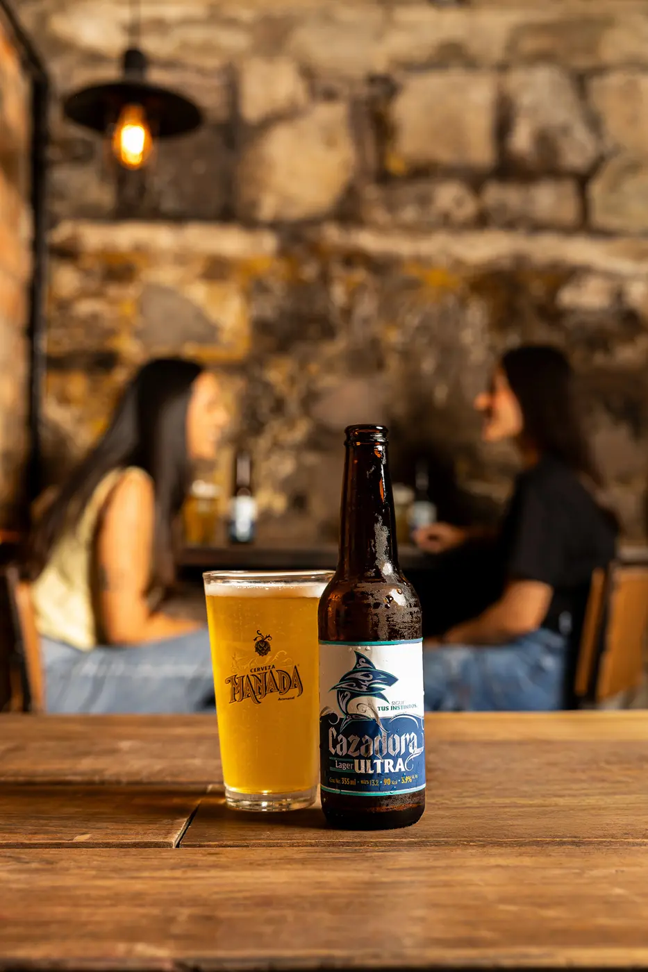 Cervezas Manada compartidas alrededor de una mesa